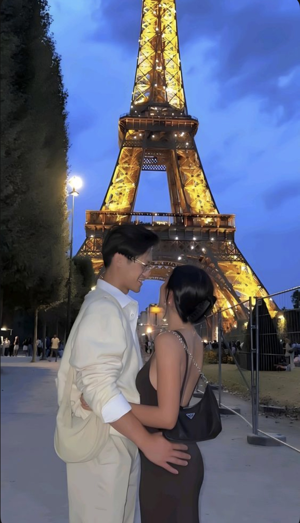 HAI THẾ GIỚI