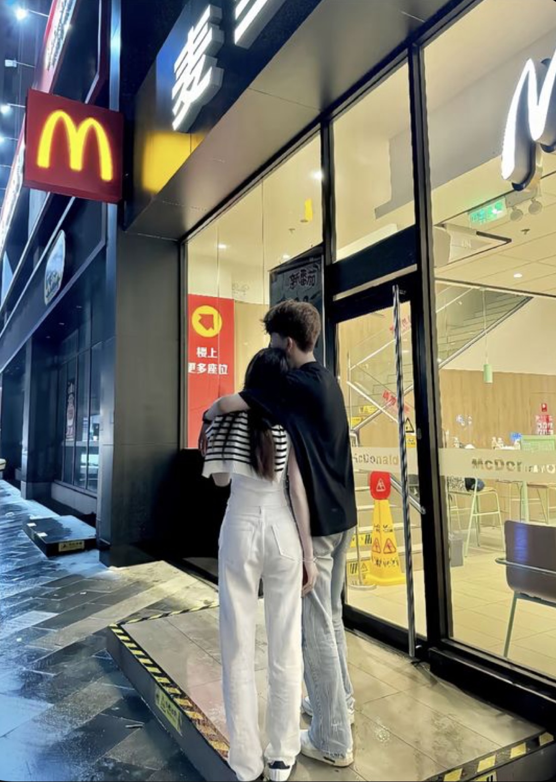 Livestream Ngoại Tình