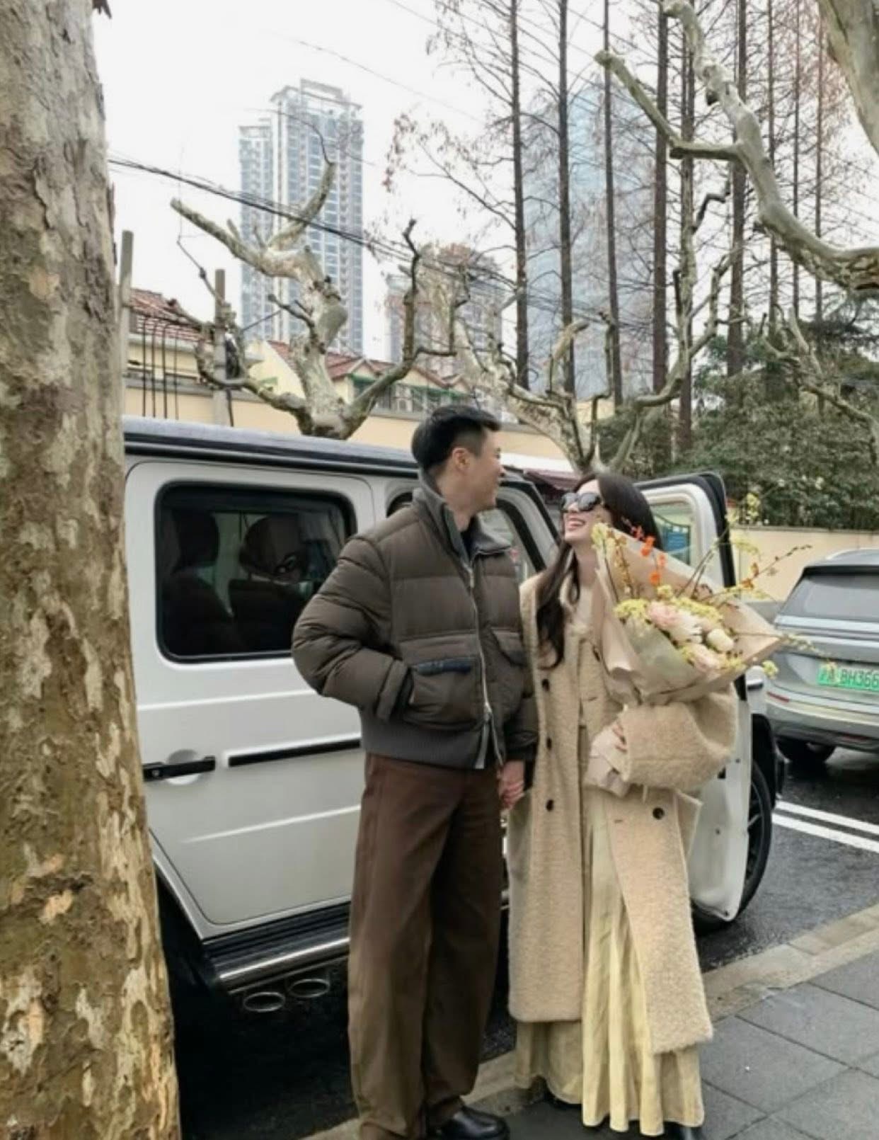 BẠN TRAI DẪN NỮ TRỢ LÝ ĐI HỌP LỚP