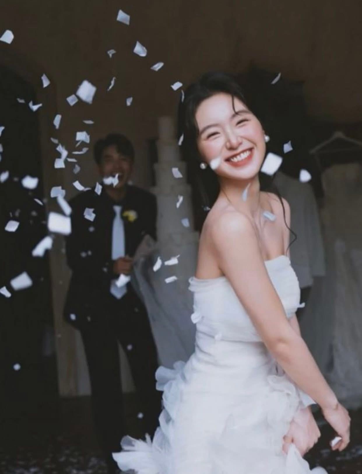 CHỒNG CÙNG THƯ KÝ ĐI ĂN NHÀ HÀNG